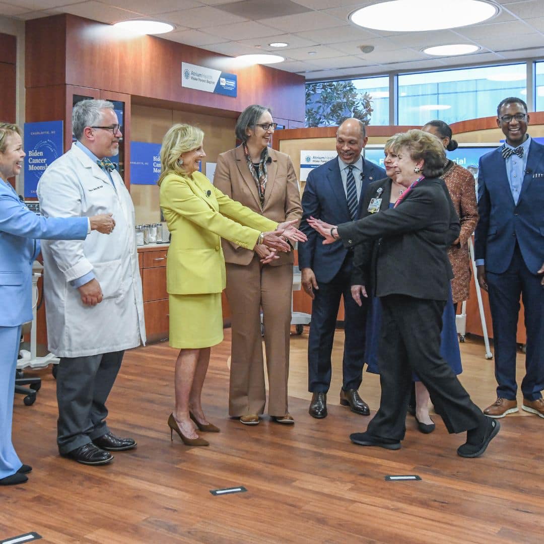 LevineCancer's tweet photo. Honored to have @FLOTUS @AtriumHealth Levine Cancer spotlighting our fight against financial toxicity & the vital role of patient navigators in cancer care.🎗️Her visit, part of the #CancerMoonshot emphasized making treatments affordable & tackling hardships! #LevineCancer @mpdrc https://t.co/c7SHQjtMfs