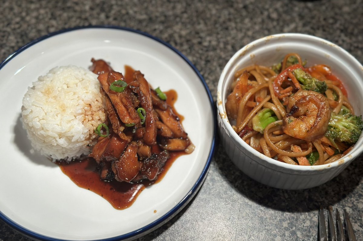 sjmvaughn's tweet photo. Homemade bourbon chicken that be in the mall w/shrimp lo mein. It’s so bomb!! 🔥🔥🔥🔥 https://t.co/xA6wKdH41Q