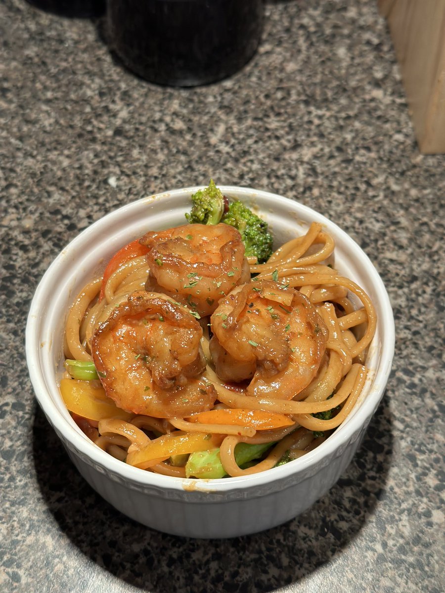 sjmvaughn's tweet photo. Homemade bourbon chicken that be in the mall w/shrimp lo mein. It’s so bomb!! 🔥🔥🔥🔥 https://t.co/xA6wKdH41Q