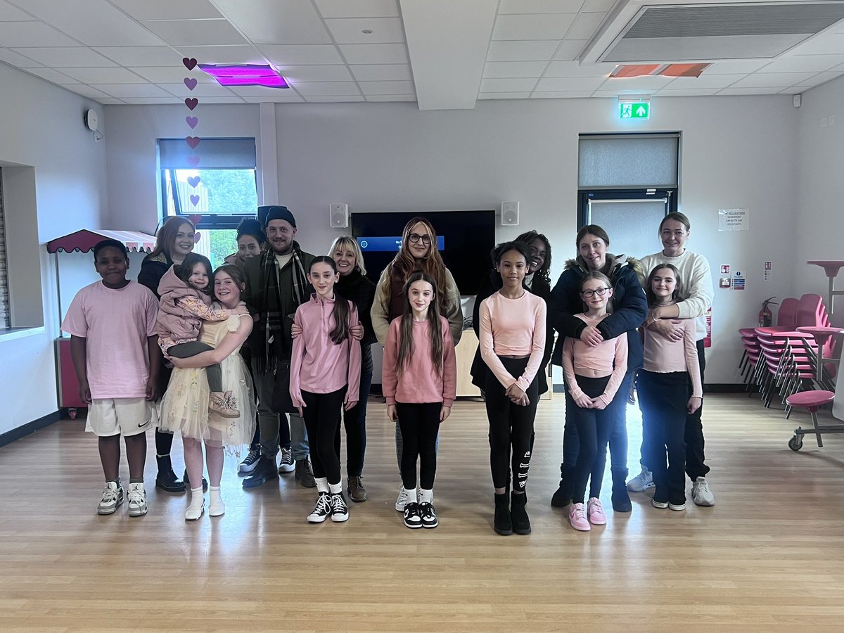 orchardsac's tweet photo. I mean, WOW!
These dancers performed beautifully to Lizzo’s Pink in a dance competition recently and then performed for their peers and parents today! AMAZING ⭐️⭐️💚💚 @pineappledance our children are striving to train with you!
#weareTOPA #showcasingexcellence #talent #dance https://t.co/ln0HtH37cX