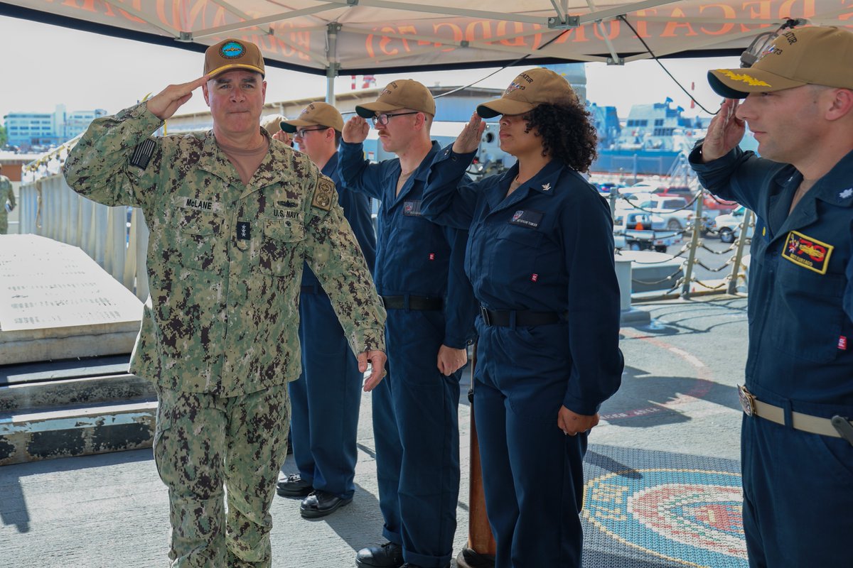 SurfaceWarriors's tweet photo. โ๏ธ #SWOBOSS on the Waterfront โ๏ธ
U.S. Navy Vice Adm. Brendan McLane, Commander, Naval Surface Force, talks with Sailors about their time on deployment aboard USS Decatur (DDG 73) during his visit to the Pearl Harbor Waterfront at Joint Base Pearl Harbor-Hickam, Hawaii, Feb. 8. https://t.co/1a9KRlHCjK