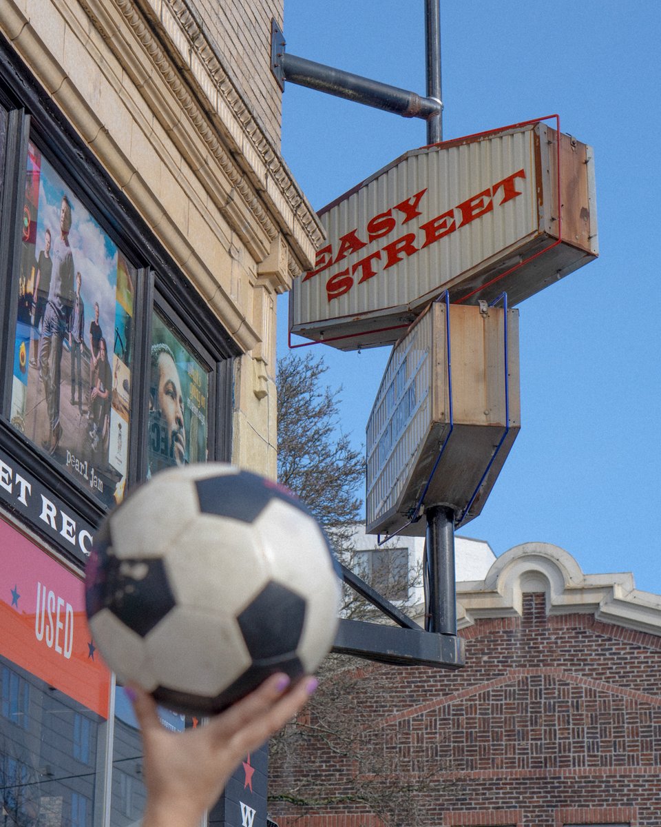 CSS_Futures's tweet image. West Seattle Junction FC announced their partnership with iconic Seattle record store Easy Street Records as the title sponsor of the team. 

The record store will be prominently displayed on the clubs jerseys.

Photo from West Seattle Junction FC 

#WSJunctionFC #USLL2