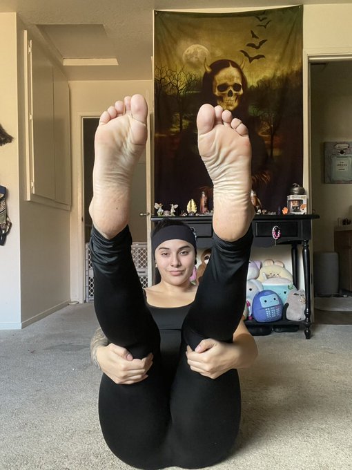 I wanna watch you beg to lick my feet clean 😉 https://t.co/ZpM3dKpIVe