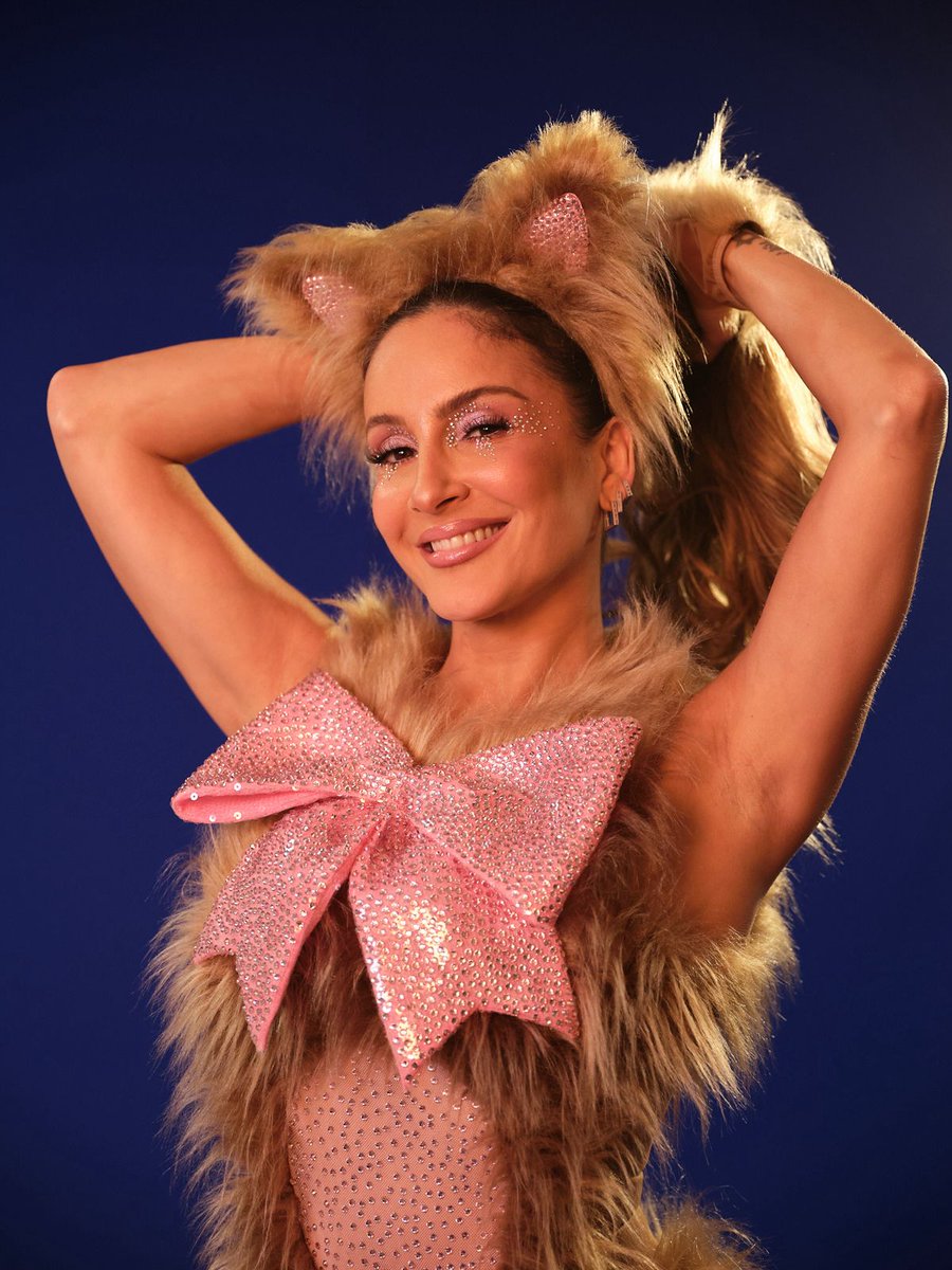 CulturalMala's tweet photo. @ClaudiaLeitte abre o #Carnaval2024 em Salvador com o Bloco Blow Out, adotando o tema "parque de diversões" para seus visuais. Para o primeiro dia de folia, a cantora se inspirou em ursinhos de pelúcia, tradicionalmente presentes nos parques, para seu look. https://t.co/O7kEOPJlqQ