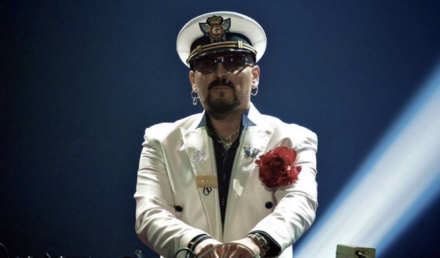 #Sanremo24 

Ma lui che codice ha ?

UN SOLO CAPITANOOOOOOOOO