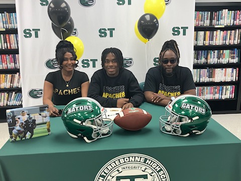 STHSGATORS1961's tweet photo. Big congratulations and best wishes for one of our own today as Georsyn Neville has signed with Tyler Junior College to continue his football career. Congratulations #4 and go Apaches! #gatorstrong #sths #sthsfootball #southterrebonnefootball #theswamp https://t.co/xkPQWkVkuY