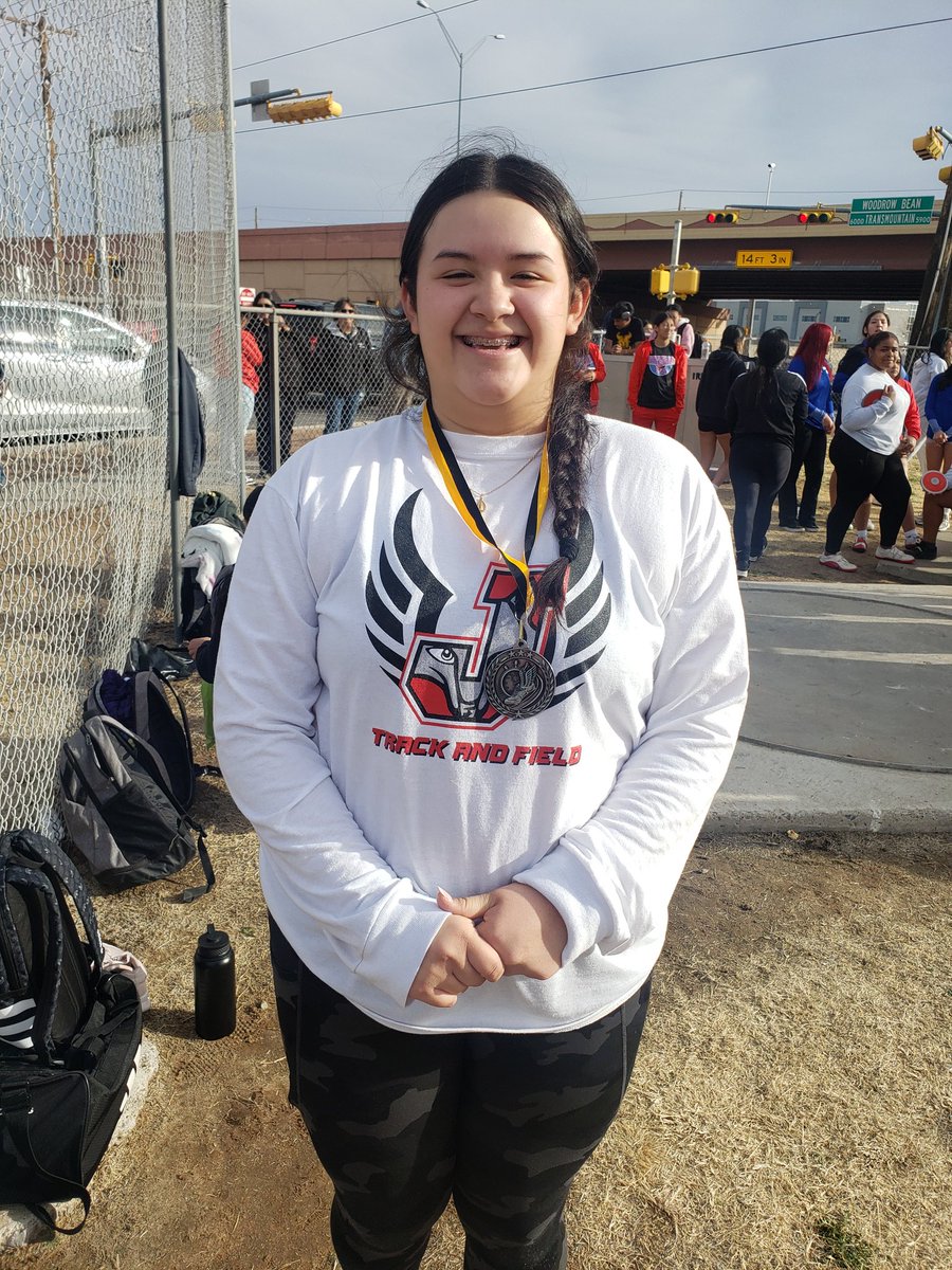 Jocelyn Soto with a great start! 2nd place Girls Varsity Discus! Way to go! Go Foxes!@JeffSilvaHS @LaJeffFB @JSHS_Official