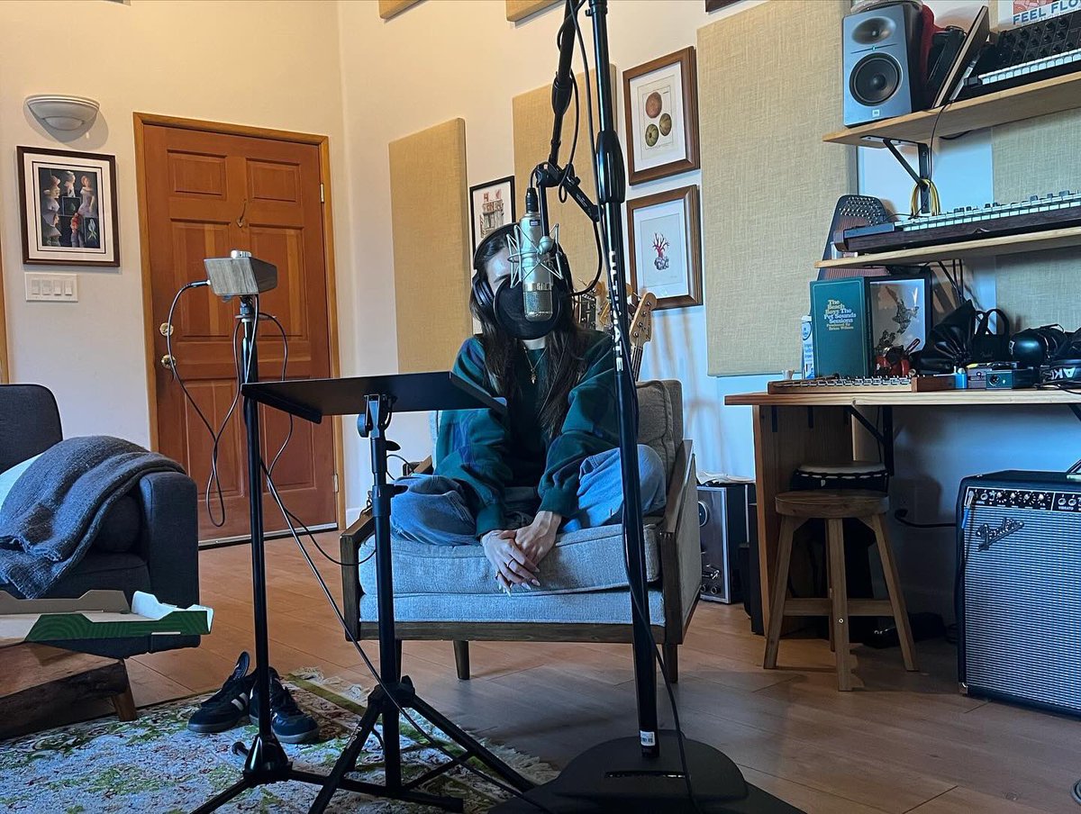 MadisonNationHQ's tweet photo. πΈ β@madisonbeer came into the studio one day and she told me "I, I, I wanna feel, feel, feel", then we immediately proceeded to make this.
Mix by Mitch McCarthy
Master by Idania Valenciaβ Leroy Clampitt via instagram @madisonbeerhq #madisonbeer #MAKEYOUMINEOUTNOW https://t.co/gL4vMYktRy