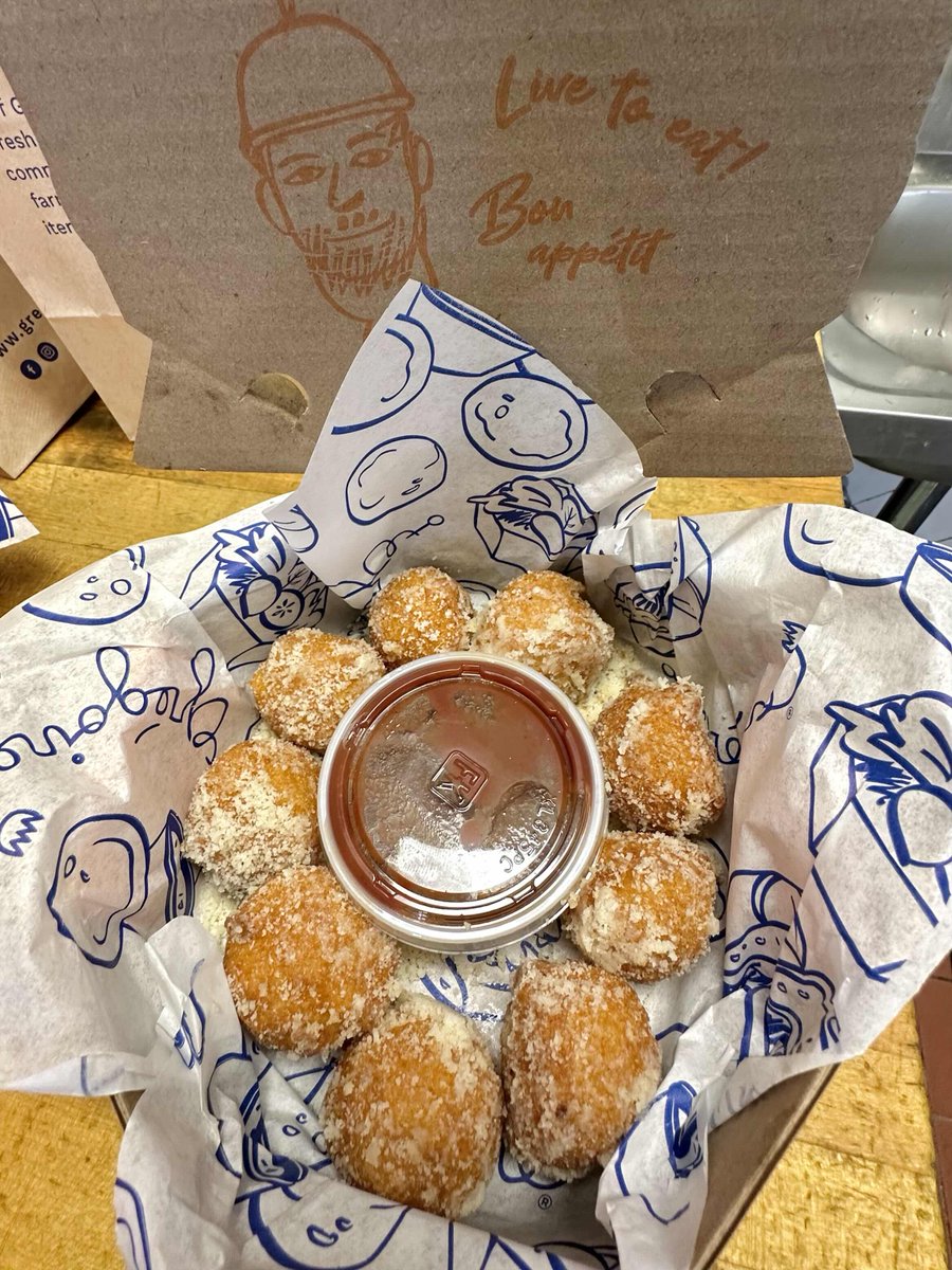Happy Friday folks!! Did you know that you can order our famous potato puffs with our homemade ketchup? Try this the next time you order some😋💙
#potatopuffs #seasonalmenu #Gregoire #berkeley #berkeleyeats #bayareaeats #frenchfood #sfeats #comfortfood #ucberkeleyfood