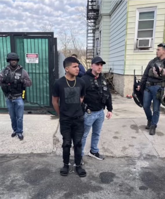ImMeme0's tweet photo. 🚨UPDATE: Authorities nabbed a 15-year-old illegal from Venezuela responsible for shooting a tourist and firing at cops in Times Square. https://t.co/AV1f02RbBm