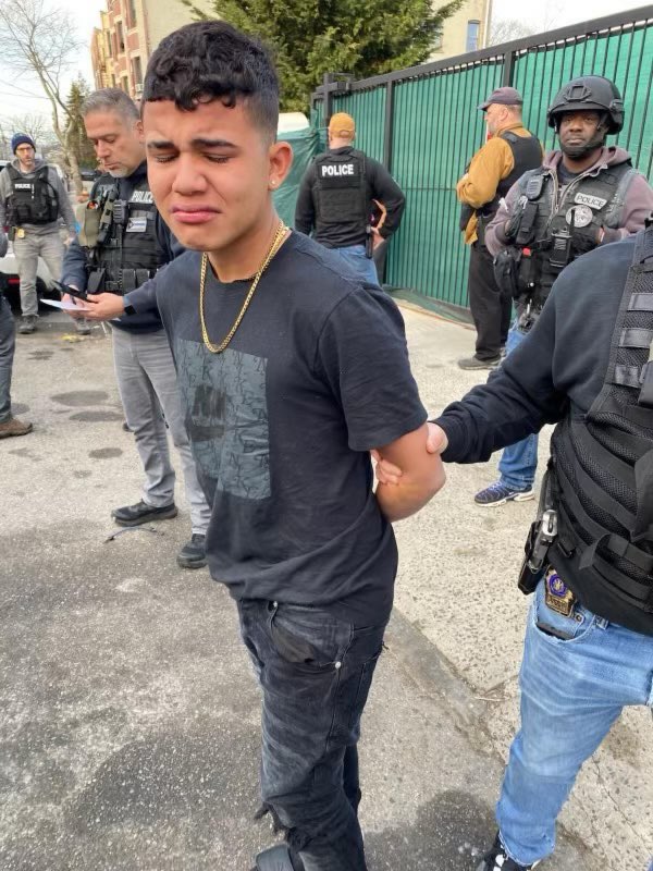 ImMeme0's tweet photo. 🚨UPDATE: Authorities nabbed a 15-year-old illegal from Venezuela responsible for shooting a tourist and firing at cops in Times Square. https://t.co/AV1f02RbBm