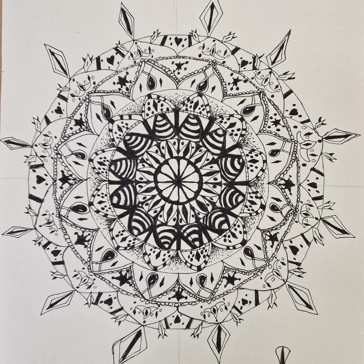 McInnesBruce's tweet image. An afternoon with Year 6 while they finish their geometric art is the best way to finish a half term 😍🎨 #GeometricArt #MandalaArt @c0mplexnumber