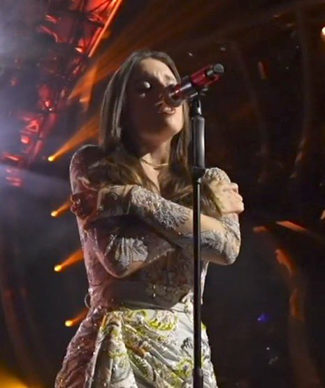 Non eri sola su quel palco immenso, lì al tuo fianco c’era il tuo papà a cantare con te

“Tu che sei la mia rondine volata via”❤️‍🩹 #Sanremo2024