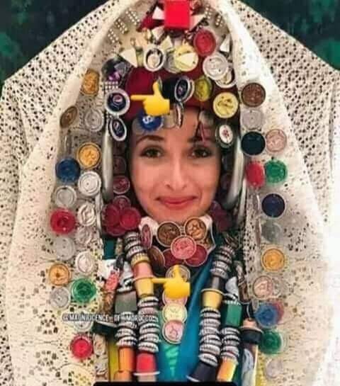 كانت العروس  في وحد البلاد، تتزين بغطاءات بيبسي كولا، قبل ان تعرف الحلي و خيط الروح الجزائري