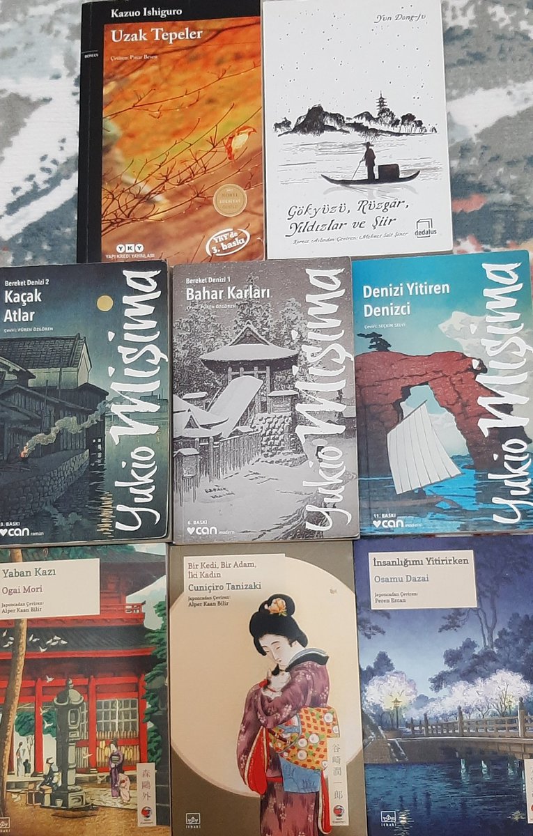 Ayy kitaplığın en nadide, en sevdiğim kitapları Japonya'dan. İnsanı büyülüyor bence.
Daha bir sürü alınacak da var ama yavş yavaş işte
Ay en üst sağdaki Kore'dendi🤭