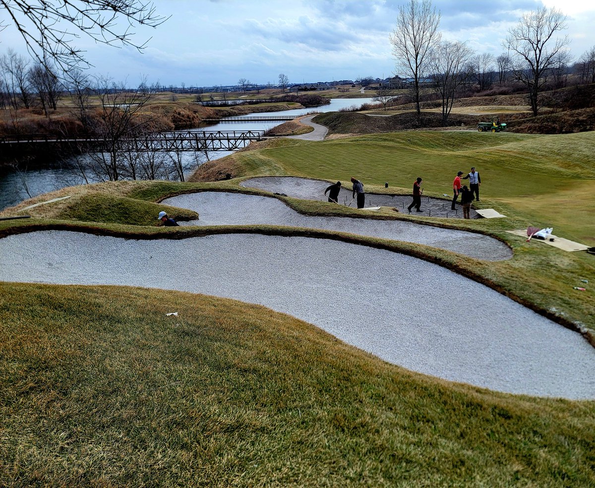 MikeNowicki1917's tweet photo. The whole team working late on a beautiful 70-degree Friday to get caught up with projects and cultivation following some bad weather in January. Best part, it was their idea.
#culture #TeamworkMakesTheDreamWork https://t.co/8t4vNd2uHJ