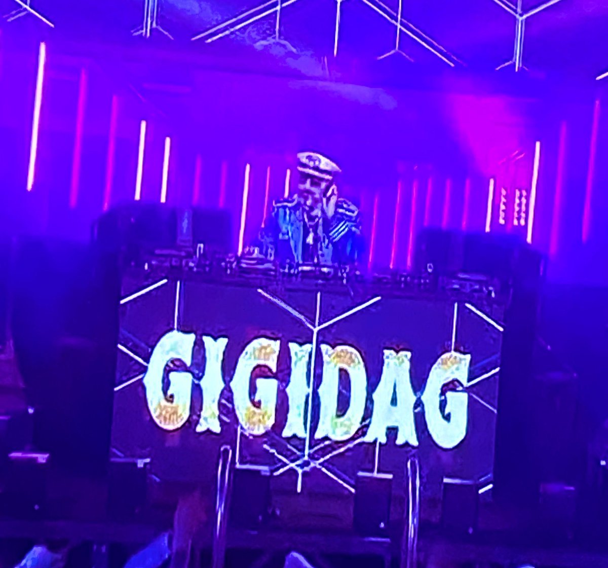 dan_maze's tweet image. il miglior italiano della storia.

punto.