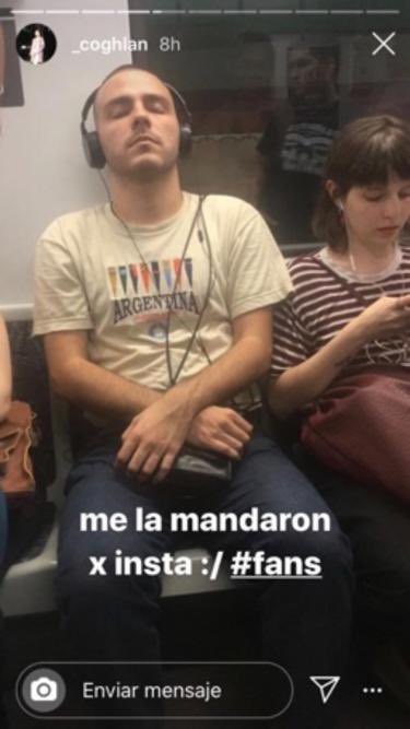 coghlan100's tweet photo. un anon me escribe en 2020 y me dice "coghlan te vi y te saqué una foto en el subte" y estoy al lado d @keilaspen1023 #taloco #life #noraephron https://t.co/AjbcbhkAag