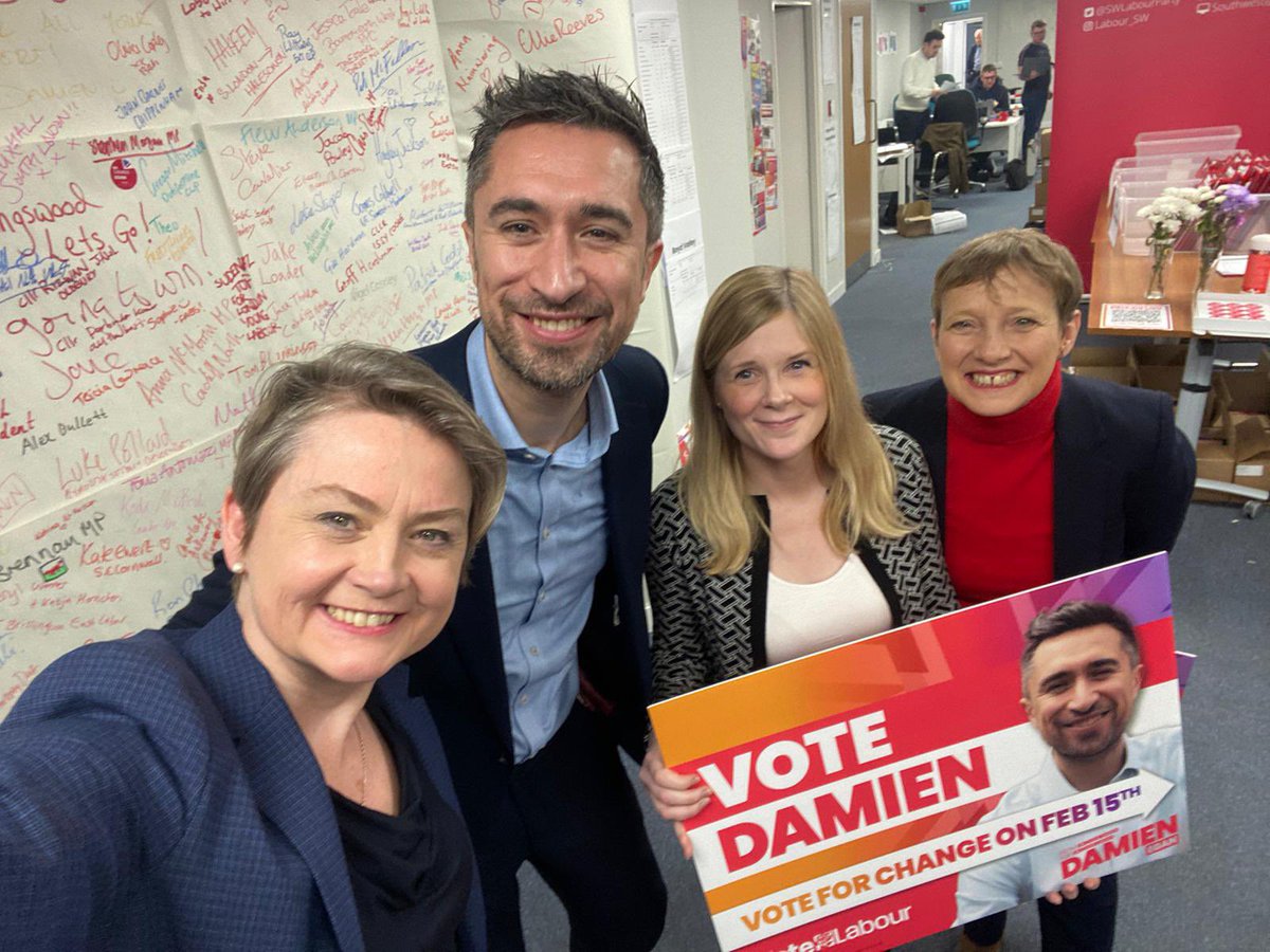 Full credit to @YvetteCooperMP, who is much better at selfies than me!

#TeamLabour in Kingswood 🌹