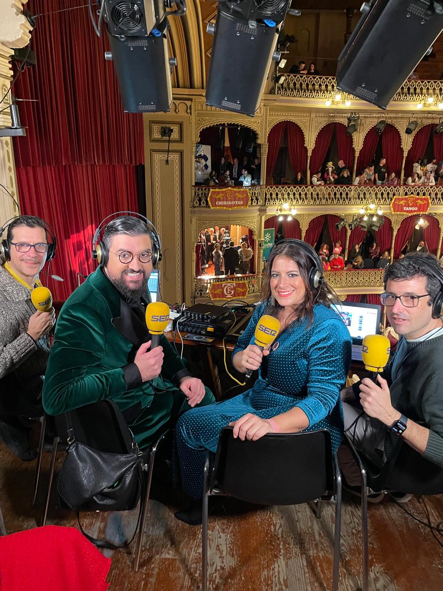 RadioCadiz's tweet photo. 🎙@_ManuSanchez_ visita el palco de Radio Cádiz y comenta con el equipo de @SERxCuatro
#COAC2024 #COACFinal
🔴¡Ven al directo y escucha este momentazo ahora!
https://t.co/g4hbpAatJ4 https://t.co/EK3MDEEEN2