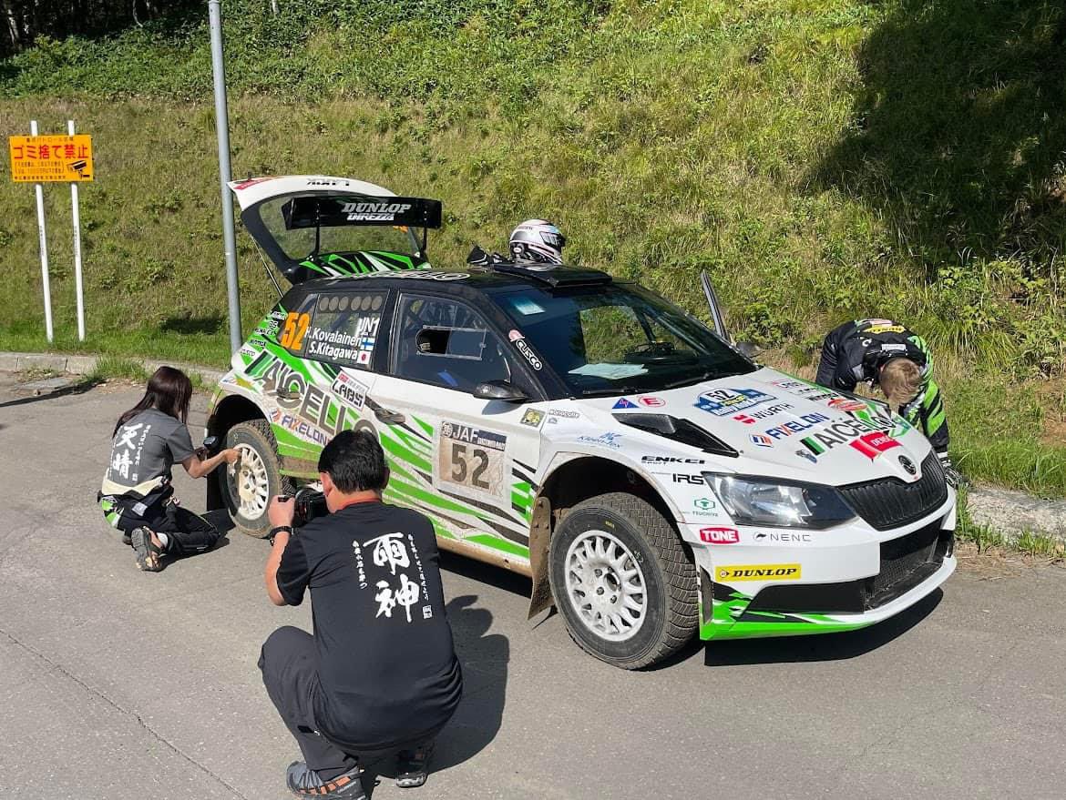 kitagawa_sae's tweet image. 空気圧のアジャスト。

ラリーはアバウトだけど
⚫︎ニューかユーズドか
⚫︎冷感か温感か
⚫︎フロントかリアか
⚫︎路面コンディション
⚫︎SSとSS間の時間
など考慮しながらスタート前の数値を基本はHeikkiさんが決めて、稀に私が（こっそり）微調整する。

#RallyTeamAICELLO 
#codriver