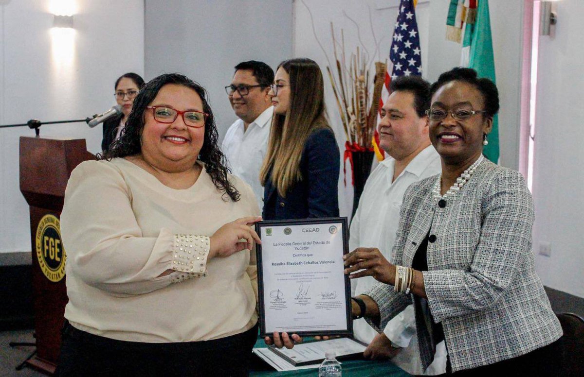 MauVila's tweet photo. Muchas felicidades a la @fgeyucatan por los 14 agentes del Ministerio Público que alcanzaron el cumplimiento satisfactorio en el proceso de Certificación para la justicia en #México #CEJUME, iniciativa realizada a través del @CEEAD AC que permite a las fiscalías mexicanas profesionalizarse y mejorar su trabajo en beneficio de todas y todos. En equipo con el @ConsuladoUSAMer y la @fgeyucatan seguimos fortaleciendo la justicia en nuestro estado.