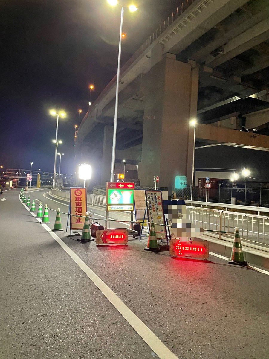 Ken1_Bayfan's tweet photo. 昨夜は🚧
みんなが安全に大黒に渡れるように
A凸からのベイブリッジ下の取付道路を直してました😊
※封鎖はしてましぇーん🧥
#横浜
#本牧
#本牧埠頭
#本牧埠頭A突堤
#r357
#横浜ベイブリッジ https://t.co/tjkFI3G3S9