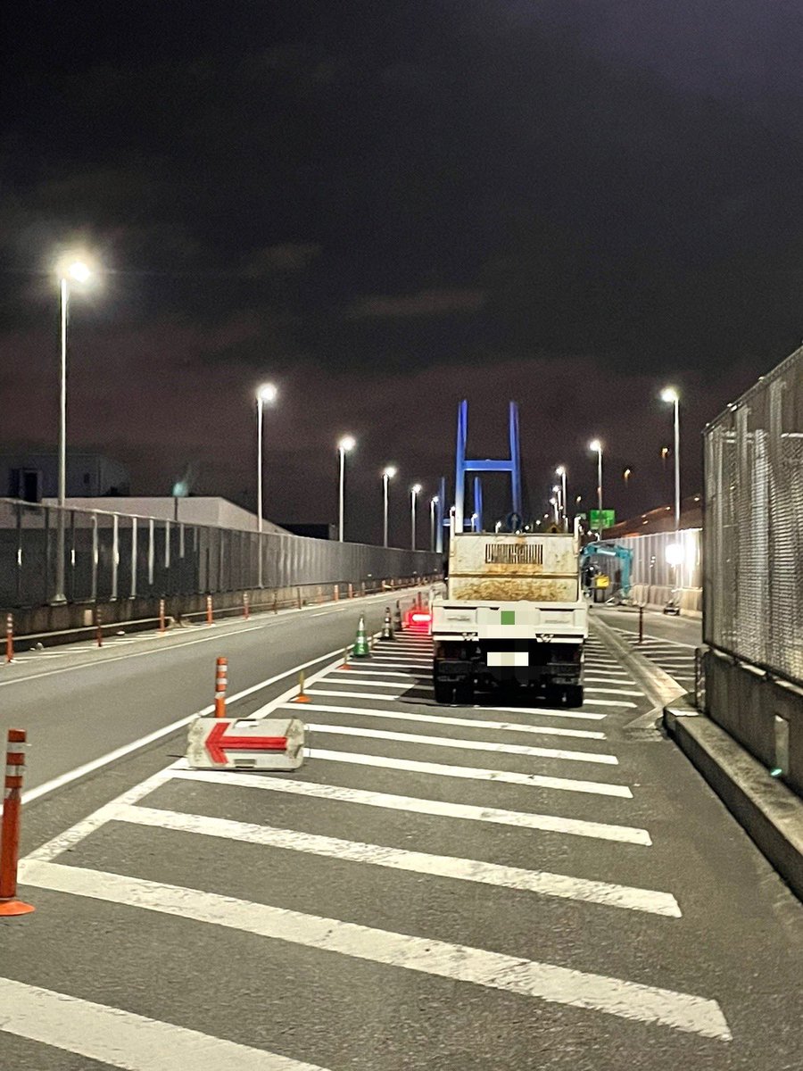Ken1_Bayfan's tweet photo. 昨夜は🚧
みんなが安全に大黒に渡れるように
A凸からのベイブリッジ下の取付道路を直してました😊
※封鎖はしてましぇーん🧥
#横浜
#本牧
#本牧埠頭
#本牧埠頭A突堤
#r357
#横浜ベイブリッジ https://t.co/tjkFI3G3S9