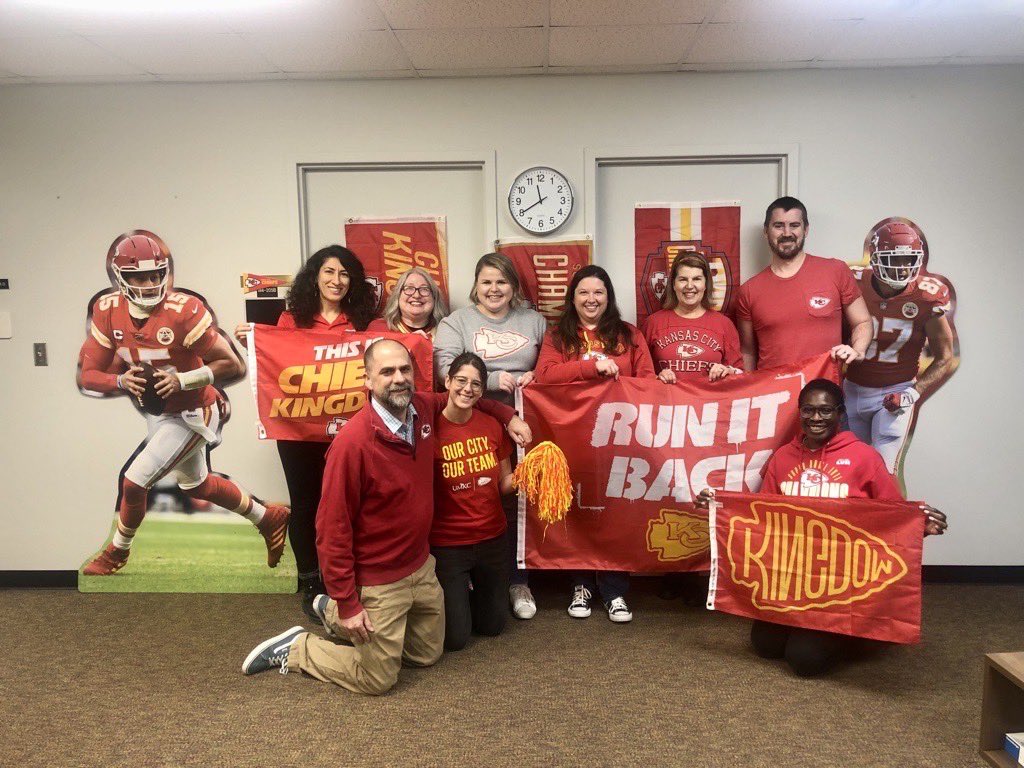 We’re seeing red! The School of Medicine is celebrating Red Friday ahead of this weekend’s big game. Go Chiefs! 🏈🏟️🫶🏼