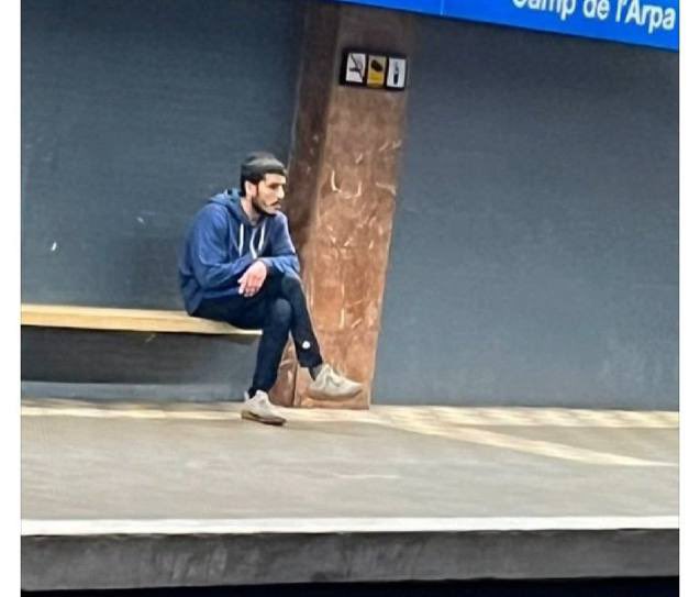 🇪🇸 | El magrebí que golpeó brutalmente a una joven en una estación de metro de Barcelona fue identificado por la Policía y puesto en libertad posteriormente. 

El magrebí cuenta con antecedentes.

Fotografía realizada por un usuario del metro de Barcelona después de que se