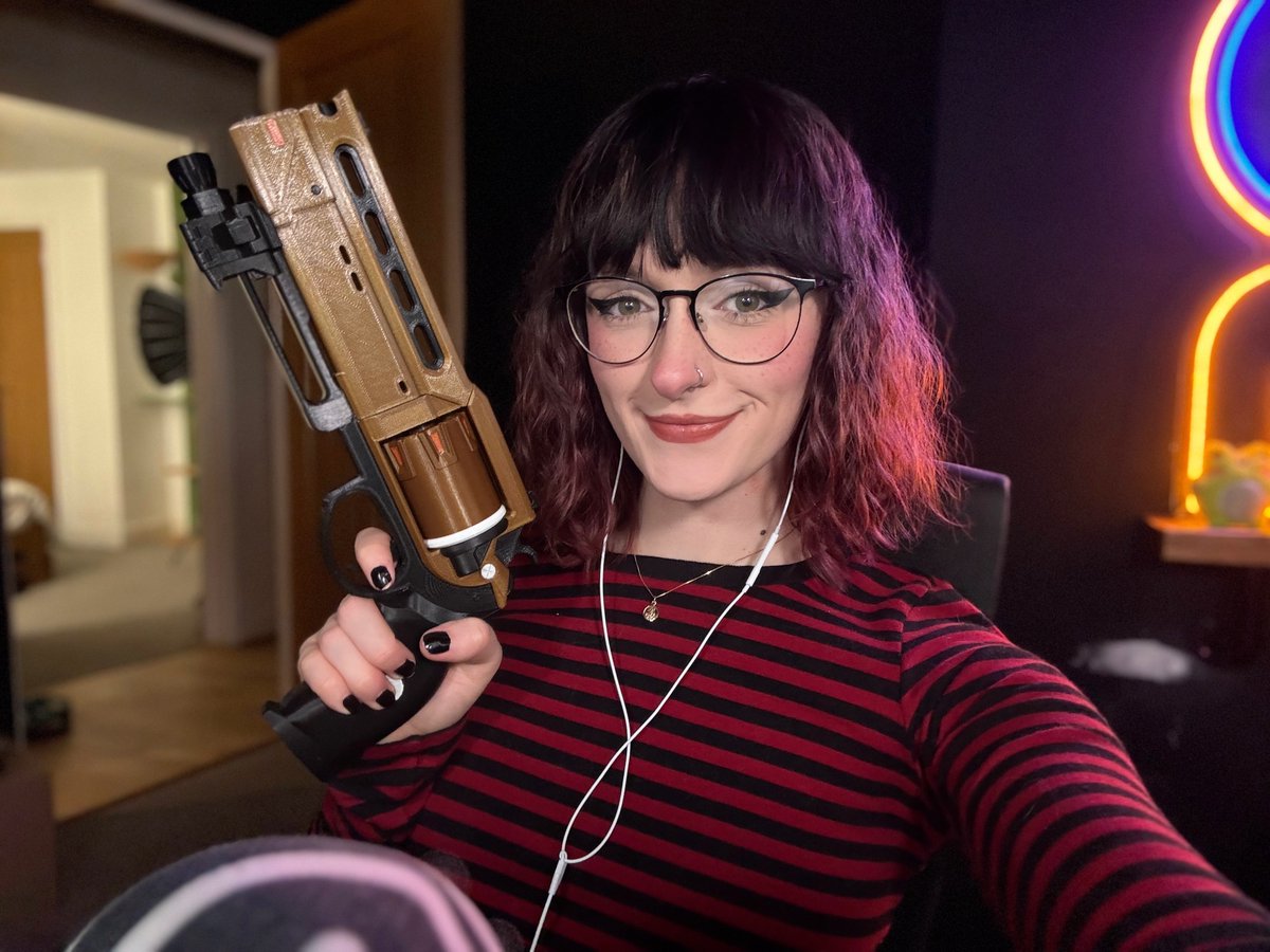 pierbiwierbi's tweet photo. hi im going to shoot you UNLESS you watch my epic twitch stream… im live rn! https://t.co/ubkatTIiAK
