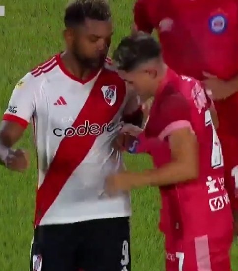 Es hora de decirlo, el CAPITÁN de River tiene que ser Miguel Angel Borja. Siempre que pasa algo aparece para poner los puntos, es de los que más acompaña a los pibes y es el primero en saltar cuando un jugador o un arbitro se pasa de vivo.

El colibrí está en TODAS, mi capitán.