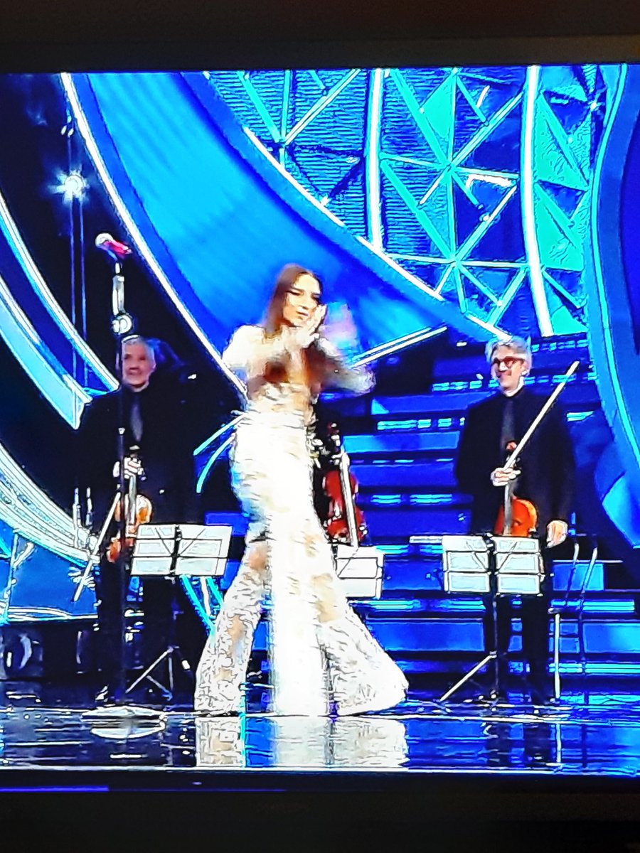Mi si è stretto il cuore nell'immaginare l'emozione mista a tristezza di Angelina Mango nel cantare una canzone del padre, sapendo che lui non può vederla❤

#Sanremo2024 #AngelinaMango