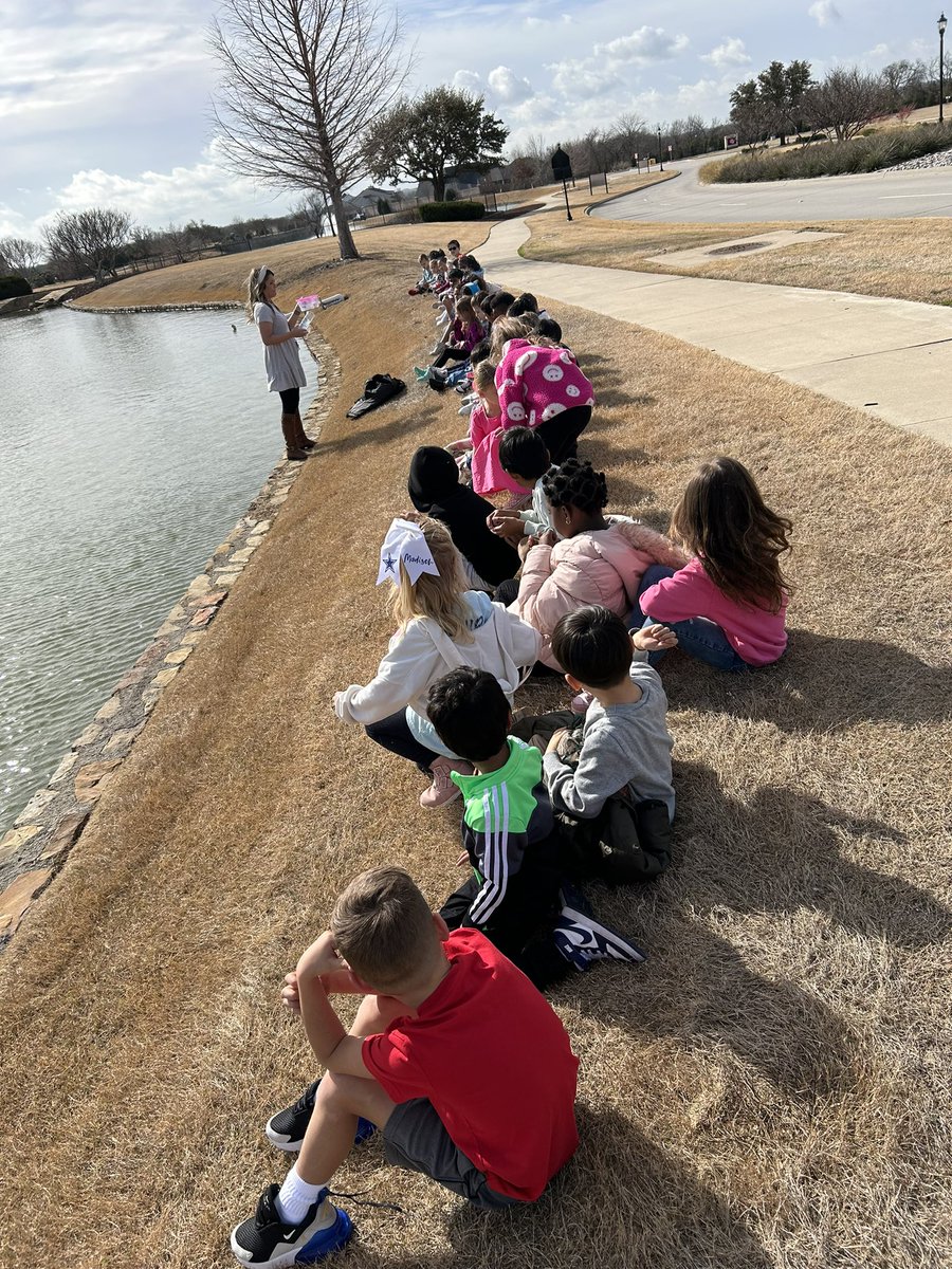Observing the properties of water at the Mustang Lakes Pond! <a href="/PISDJohnsonElem/">Johnson Elementary</a> #SJEshines