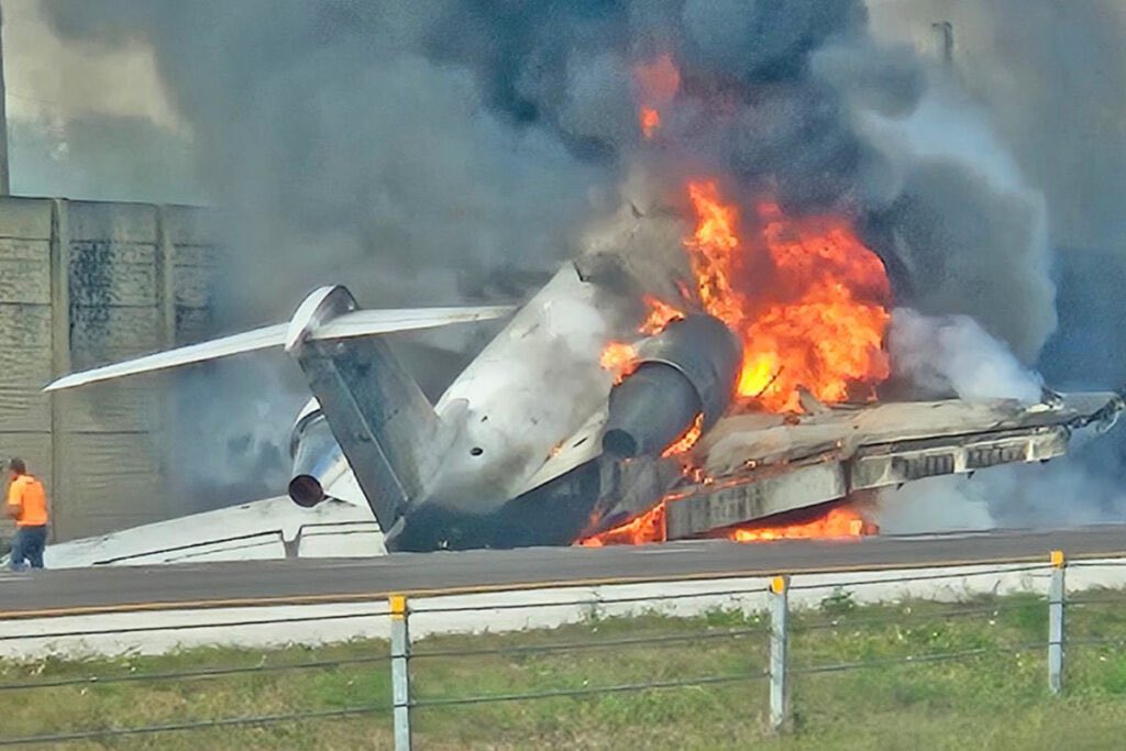 🇺🇸 Un Challenger 604 s'est écrasé sur une autoroute près de l'aéroport de Naples en Floride alors qu'il tentait d'atterrir.

L'avion venait de Columbus en Ohio. 

▫️La FAA indique qu'il y avait cinq personnes à bord.

Plus d’infos à venir
