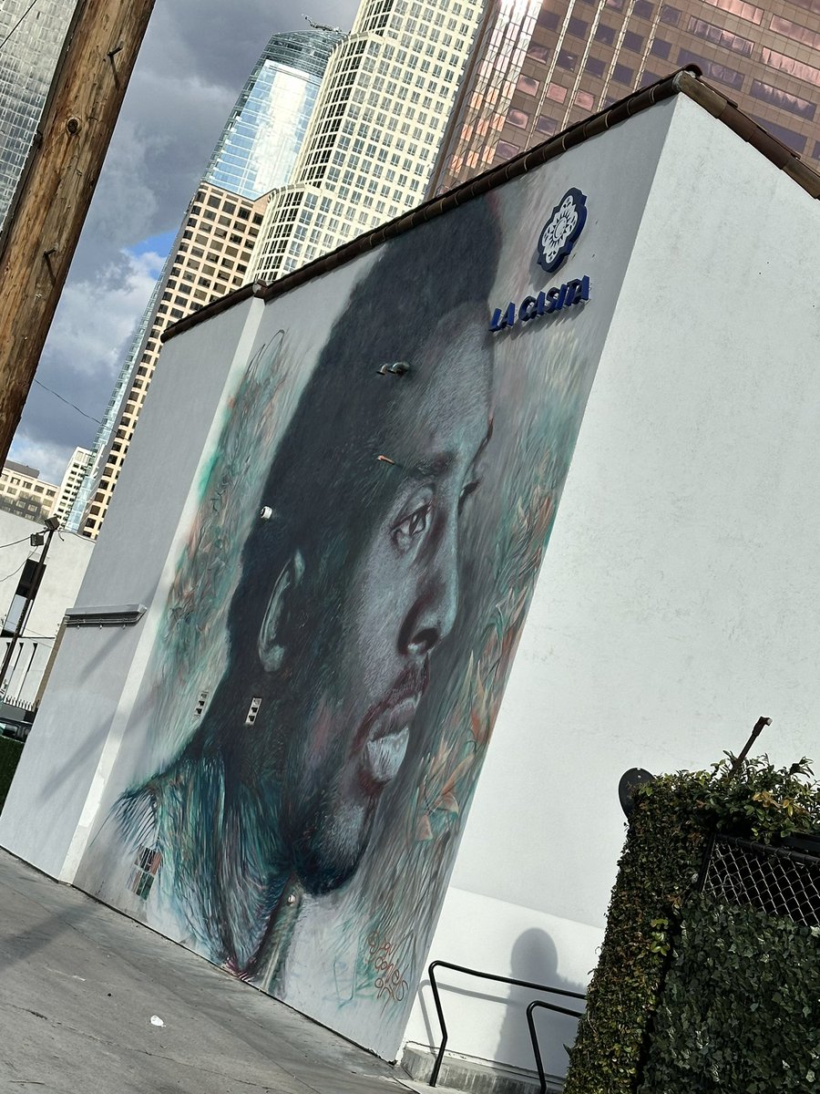 KryssyLaReina's tweet image. One thing Kobe can do is bring the city out.  We adopted him and made him a Los Angeleno….and he gave the love right back.  The vibe around the statue was dope…everyone taking pics for each other and talking about him.  💜💛💜💛 #MambaOut #MAMBAFOREVER