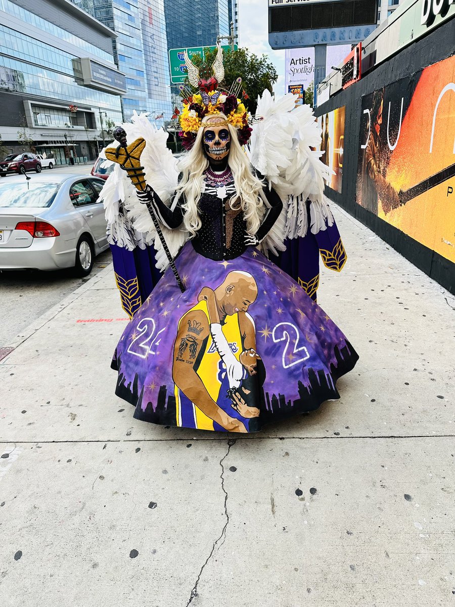 KryssyLaReina's tweet image. One thing Kobe can do is bring the city out.  We adopted him and made him a Los Angeleno….and he gave the love right back.  The vibe around the statue was dope…everyone taking pics for each other and talking about him.  💜💛💜💛 #MambaOut #MAMBAFOREVER