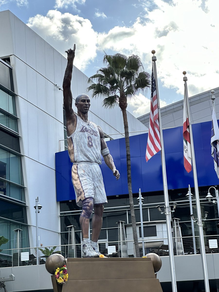 KryssyLaReina's tweet image. One thing Kobe can do is bring the city out.  We adopted him and made him a Los Angeleno….and he gave the love right back.  The vibe around the statue was dope…everyone taking pics for each other and talking about him.  💜💛💜💛 #MambaOut #MAMBAFOREVER