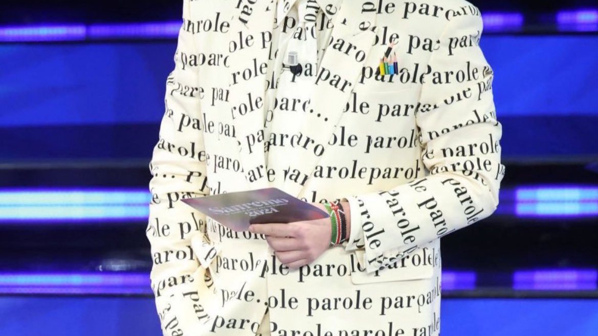 IL0V3Y0U3000's tweet photo. Dargen D’amico mezzo censurato dalla rai che durante il giorno non lo intervista quasi mai e non fa rivedere mai i suoi interventi/esibizioni ma lui non demorde e dimostra SEMPRE il suo sostegno alla palestina
SEMPLICEMENTE GRAZIE 🇵🇸
#Sanremo2024 #FestivaldiSanremo2024 https://t.co/gDAaGQ8kmK