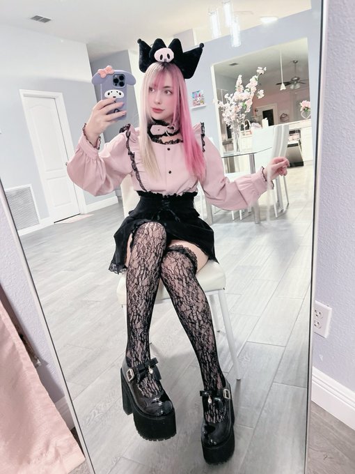 Are you guys sick of my outfit pics yet https://t.co/6KVVr6eKWE<a href="/tag/joi"class="tags"><span>#joi</span></a><a href="/tag/bladerunner"class="tags"><span>#bladerunner</span></a>