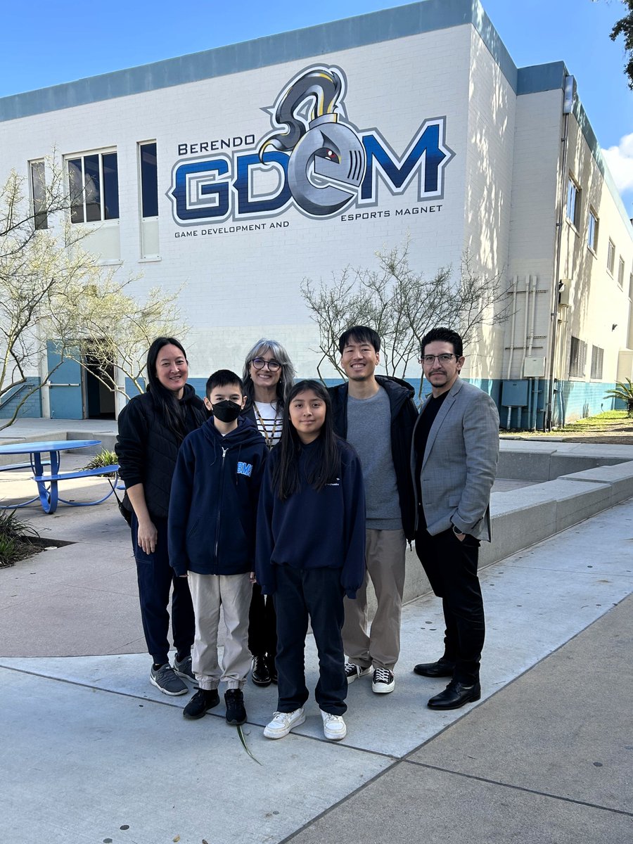 Wonderful visit today to the innovative @LASchools @BGDEMagnet Game Development & Esports program at Berendo Middle School! - They are preparing students for the future of gaming! buff.ly/3Uwv913 #LAUSDMagnets