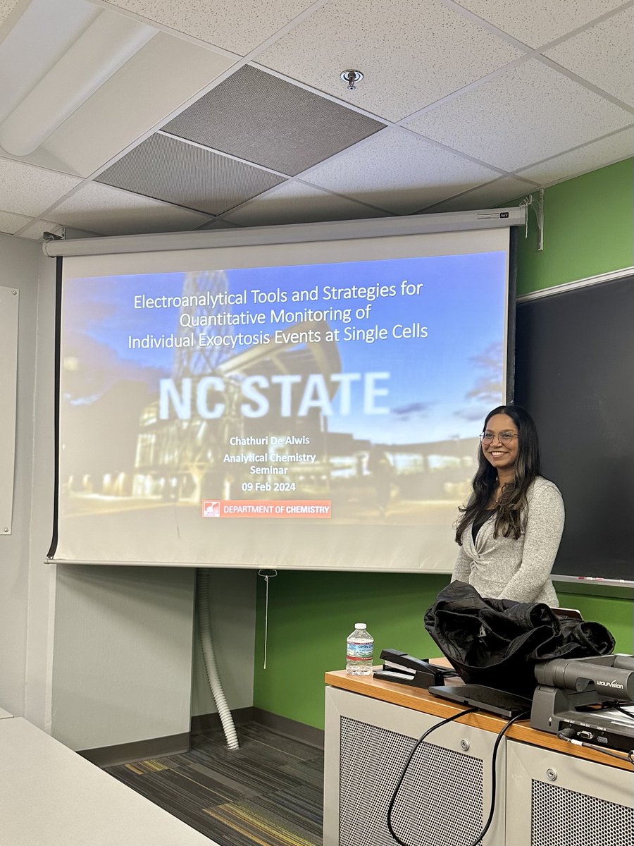 SombersLab's tweet photo. @_chathuri_ gave a fantastic 4th year Analytical Chemistry seminar today - love seeing it all come together!!  #almostdone, #singlecells, #exocytosis, #crushingit https://t.co/Vuk5436rdv