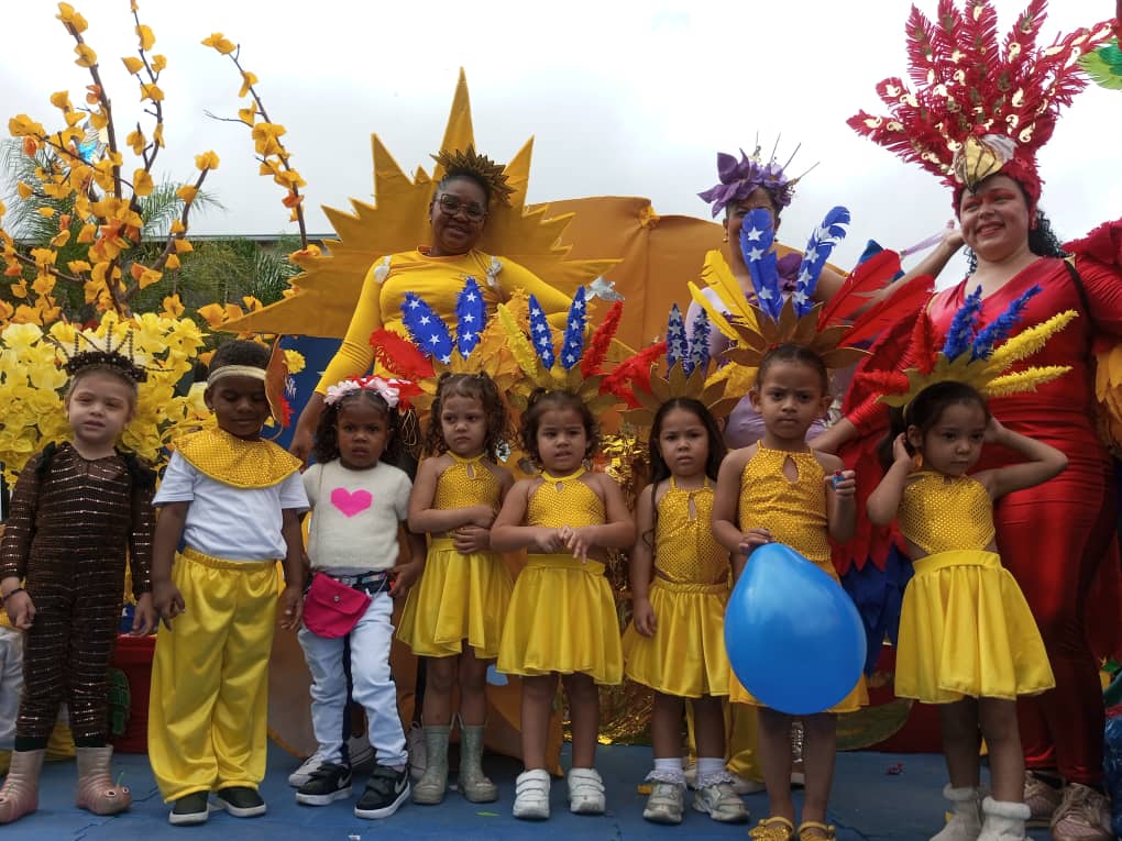 CEIN Barrio Nuevo una vez más junto a sus niños niñas y representantes muestra su comparsa institucional acompañada de una espectacular carroza elabora por las docentes, derrochando color, alegría y felicidad <a href="/CDCEFuertTiuna/">CDCE Caracas - Parroq El Valle Eje Fuerte Tiuna.</a> <a href="/_LaAvanzadora/">Yelitze Santaella</a> @MPPEDUCACION