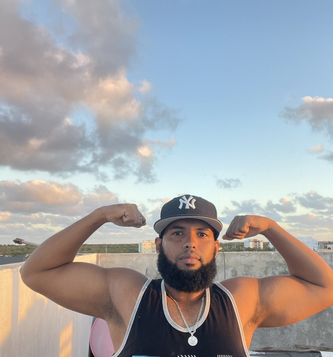 HeyVladi's tweet photo. Sunset 🫶🏽 https://t.co/ACKkuFmjbB