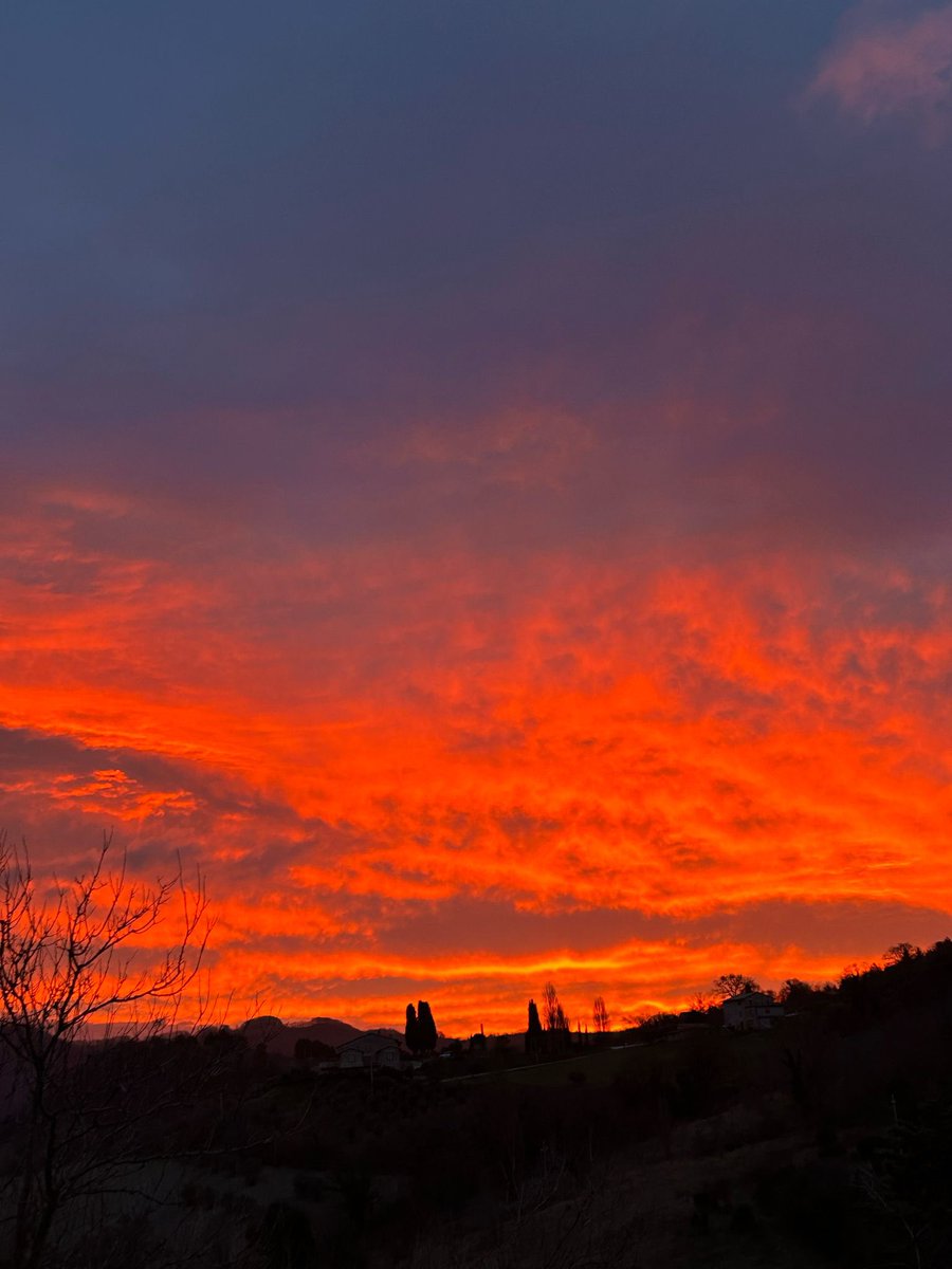 La bellezza del sole che sorge su Assisi ☀️💛🧡❤️🩷 Se avete foto della fantastica alba di questa mattina, condividiamole qui! 👇 #assisi #assisiitaly #assisi2026 @cittadiassisi @visitassisi #stefaniaproiettisindaco #stefaniaproietti #stefaniaproiettisindacodiassisi