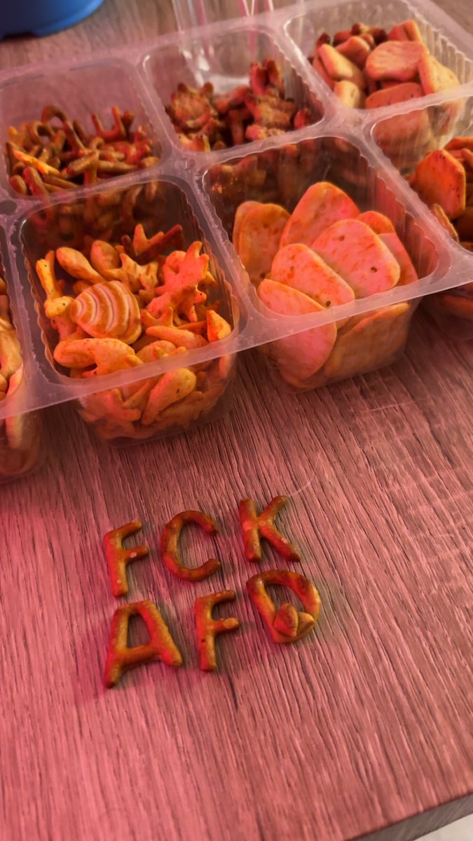 Unterstes Regal und trotzdem da
Die ja! Knabberbox antifa