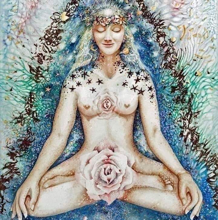 kb_ql22's tweet photo. No lo hagas
Por favor no te creas el cuento
De que tu #placer no es importante
Que tu #vagina es sucia
Que no debes hablar de ella
Que no debes tocarla
Que sus fluidos te hacen impura
Que necesita productos para oler bien.
.
No te creas el cuento de que #menstruar es un castigo
Que cuando sangras estás sucia, enferma, indispuesta
o que por andar "en esos días" estás insoportable.
.
No te creas el cuento de que por ser #mujer eres frágil, estás loca, exageras, o sientes demasiado.
.
Hazte el #amor
Conoce tus #ciclos
Ama tu #cuerpo
Conoce tu aguas y navega sin miedo por el mar de tus emociones.
.
Despierta A TU amor
A tus impulsos creativos
A los mensajes que tus emociones te entregan
A tu intuición misteriosa
A tu danza salvaje.
.
Usa tus dones
Confía en tu instinto
Baila a la #luna
Abraza a tus mujeres
Llora tus penas
Grita tus rabias
Limpia tu templo
Enciende tu altar
Celebra tus logros
Disfruta tu cuerpo como es
.
Ama. Sin miedo. Sin peros. Ahí Adentro, ahí Afuera. Contigo, solo contigo.
Ama y celebra...
De Maria Carballo
