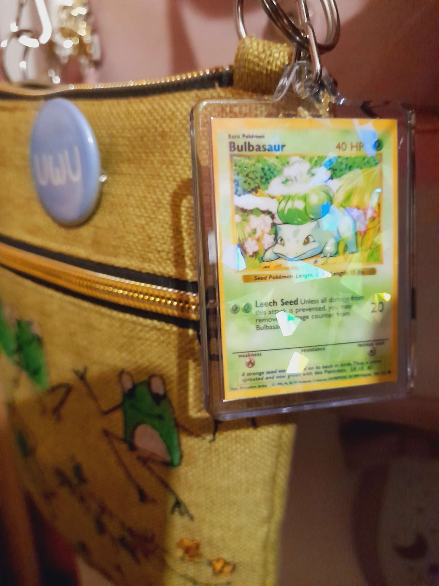 Belated Megacon London haul! 😤
It was so fun!! Thanks to everyone who stopped by our table!!🌼🧡🌼

Special thanks to <a href="/Kanatsuki03/">奏槻 砂凛</a> for the Lycoris Recoil cards &amp; Suikoden manga
The Missile badge from the Ace Attorney group! And chess pieces from the Simon Keyes cosplayer! ☺️✨✨