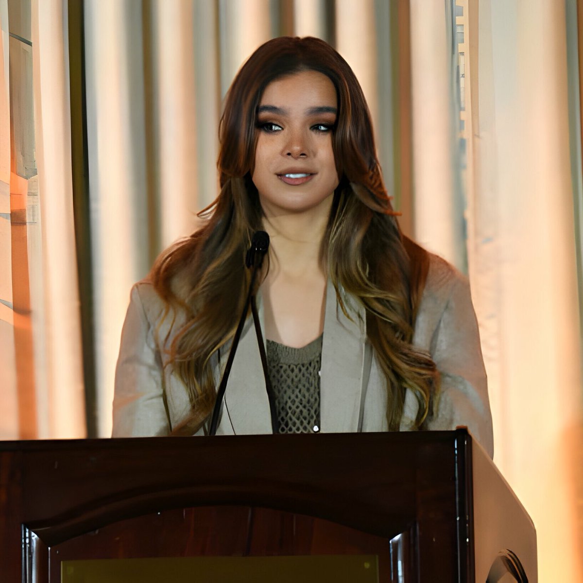 archiveshailees's tweet photo. hailee steinfeld absolutely stunning at the lumiere awards https://t.co/pAckovHWsV