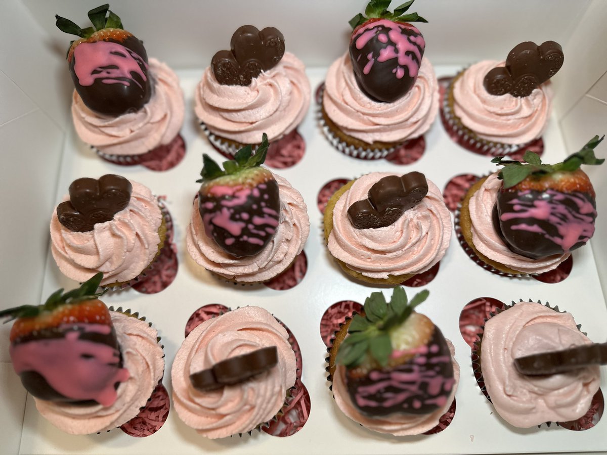iSimply_Tweet's tweet photo. Strawberry cheesecake cupcakes 🧁 🍓 for the win #VDay https://t.co/qR96IjblGv